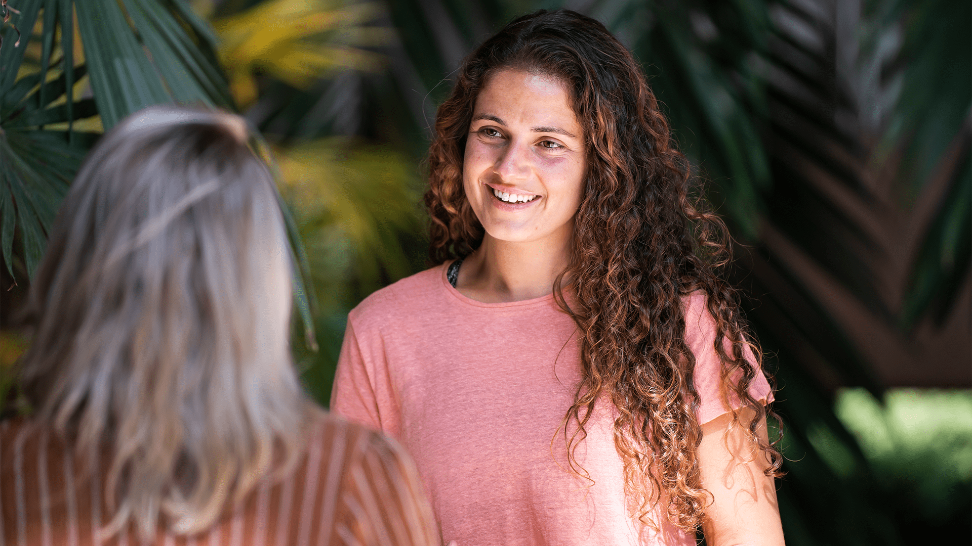 2 vrouwelijke collega's in conversatie met elkaar