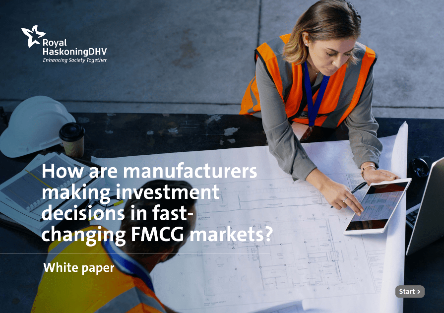 Een vrouw en een man bespreken business case consulting terwijl ze veiligheidsvesten dragen aan een tafel, waarbij ze benadrukken dat ze zich richten op strategische consulting en projectmanagement in een collaboratieve omgeving