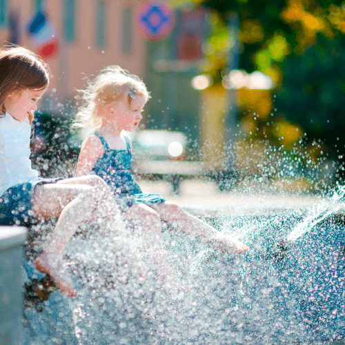 Foto van kinderen spelend in een fontein