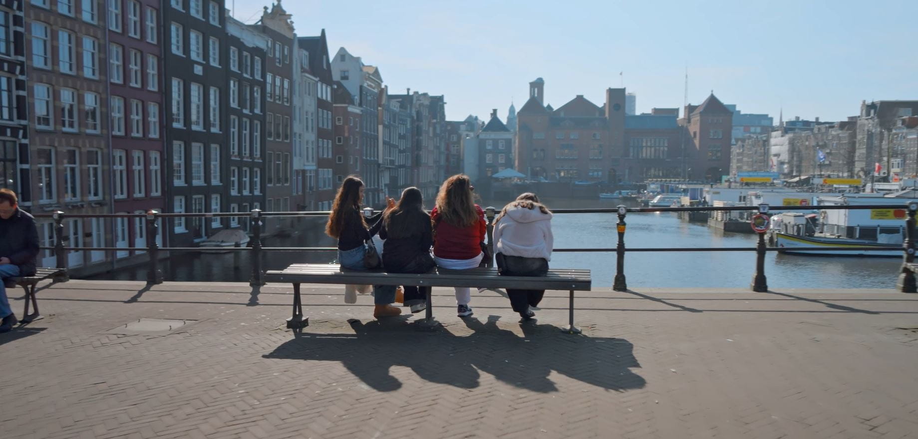 Foto van tieners op een bankje in Amsterdam